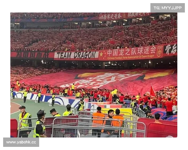 球迷激情宣泄:国足半场落后,观众席现 “袋鼠玩偶拳击赛” 球迷激情宣泄:国足半场落后,观众席现 “袋鼠玩偶拳击赛”