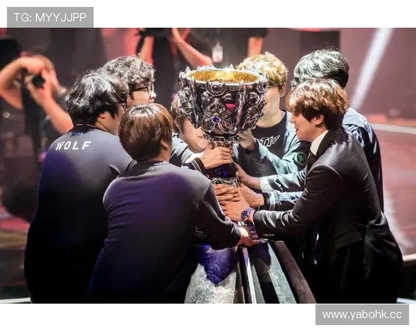 英雄联盟冠军赛后队伍晒出荣耀奖杯照两字留言引发网友热议